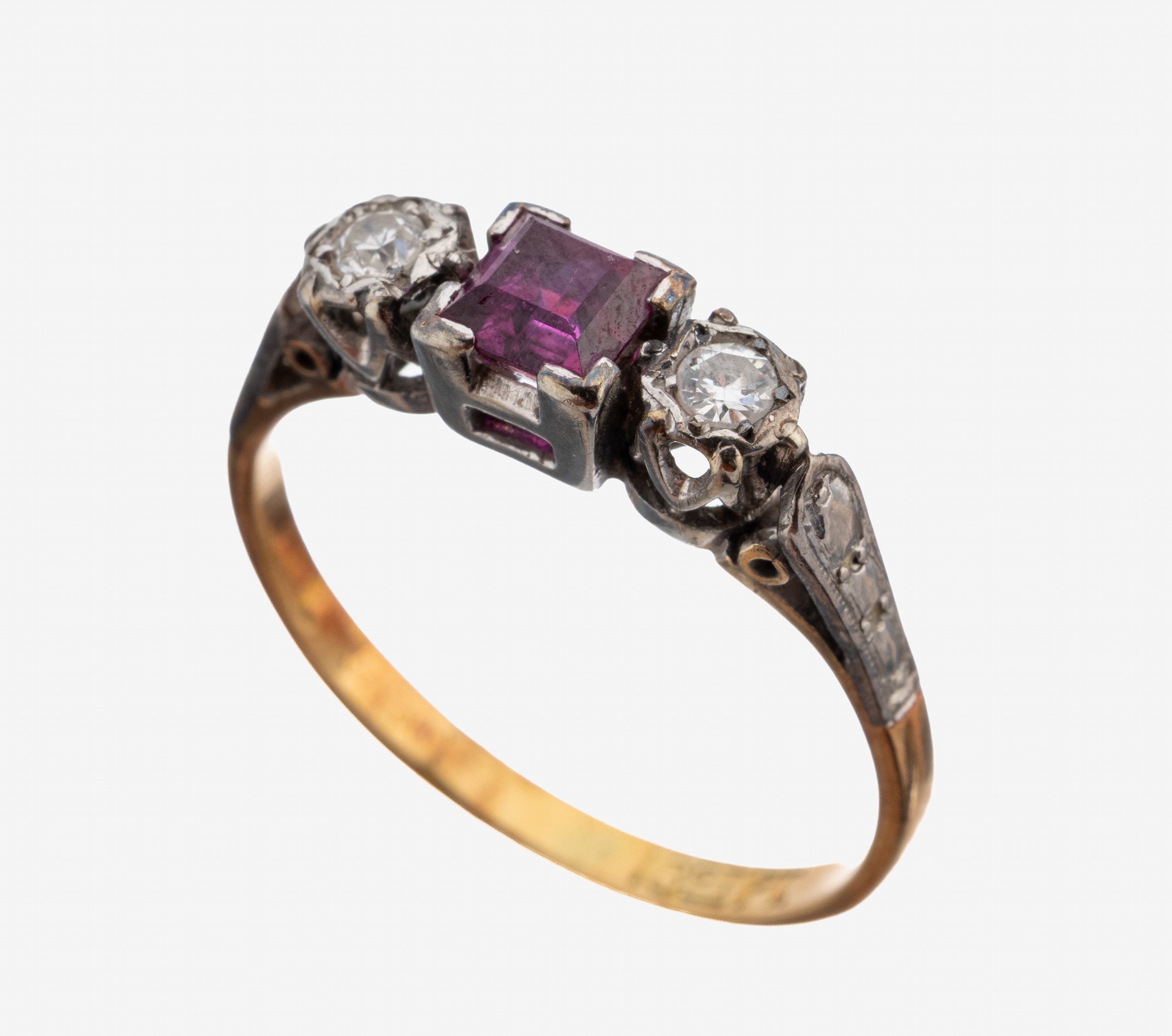 Image 27138643 - 18 kt Gold Rubin-Brillant-Ring, 1920er Jahre, GG 750/000, Ringkopf Platin, mittig ...