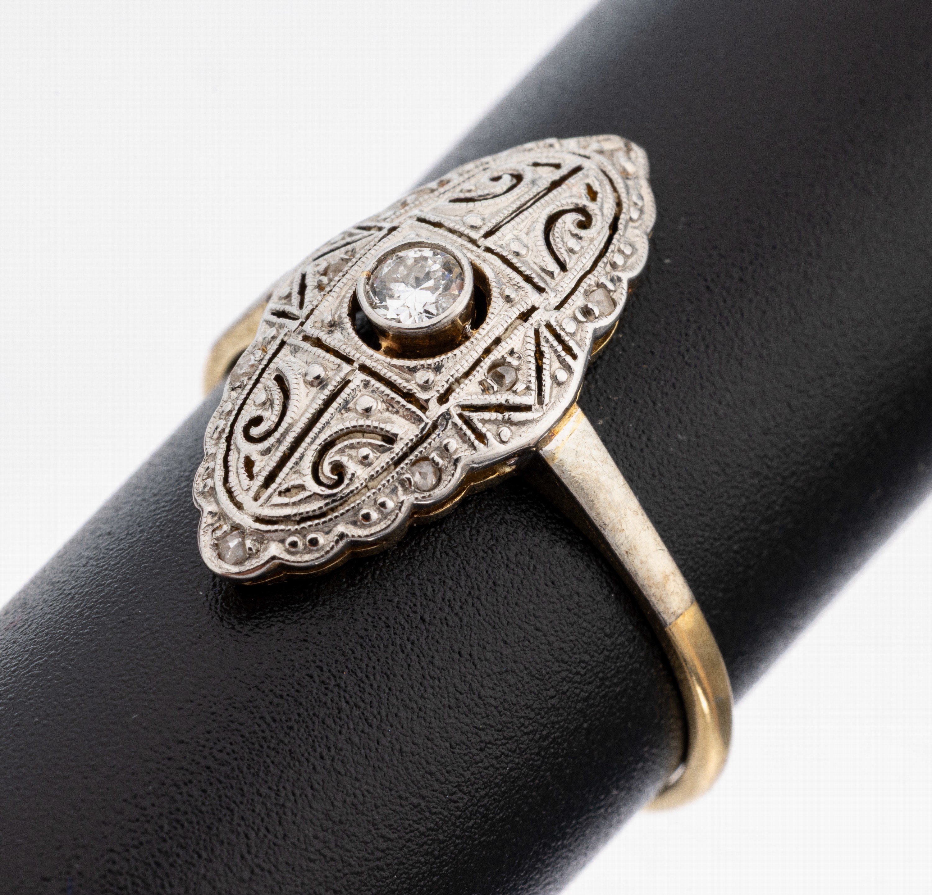 Image 27138644 - 14 kt Gold Diamant-Ring, 1930er Jahre, GG/WG 585/000, Ringkopf durchbrochen, mittig ...
