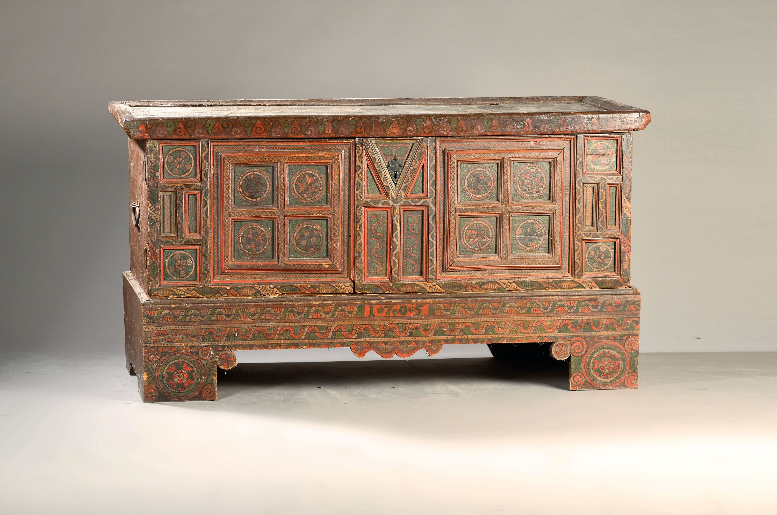 Image 27138659 - Außergewöhnlicher Truhenschrank, dat. 1705, vermutlich umgebaut, zweitürig, Vollholz ...