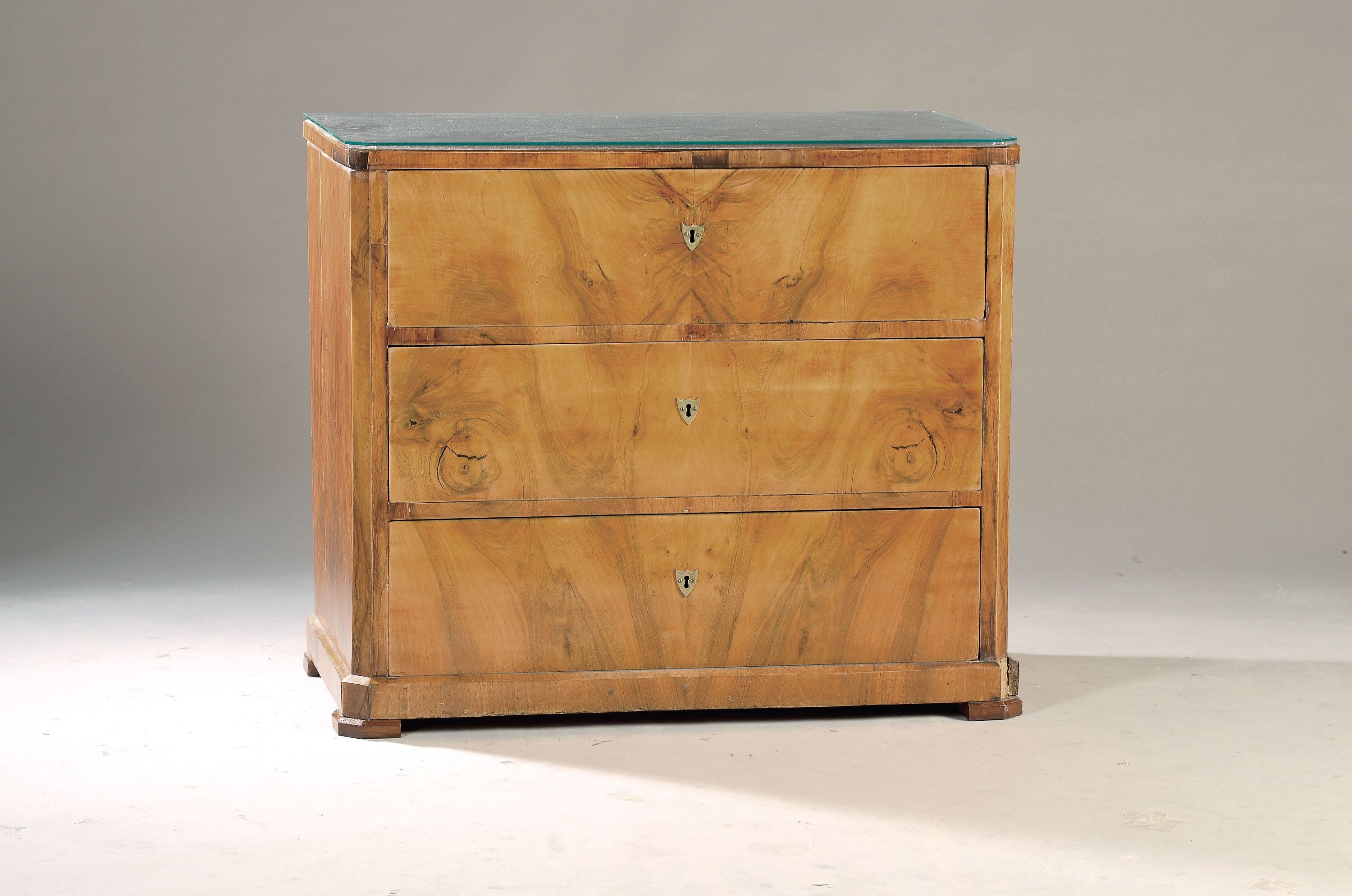 Image 27138670 - Elegant Biedermeier chest of drawers, around 1830/40, walnut veneer, 3 drawers, brass ...