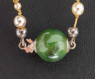 27138606a - Perl-Collier mit 18 kt Gold Nephrit-Schließe, WG 750/000, Zuchtperlen im Verlauf, D. ...