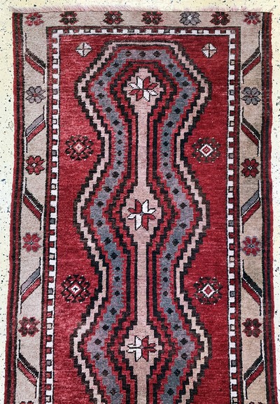 27138648a - Kurt old, Turkey, mid-20th century, wool on wool, approx. 872 x 100 cm, condition: 3-4. ...