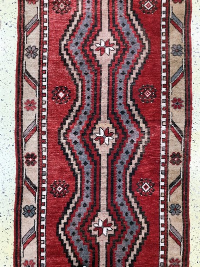 27138648b - Kurt old, Turkey, mid-20th century, wool on wool, approx. 872 x 100 cm, condition: 3-4. ...