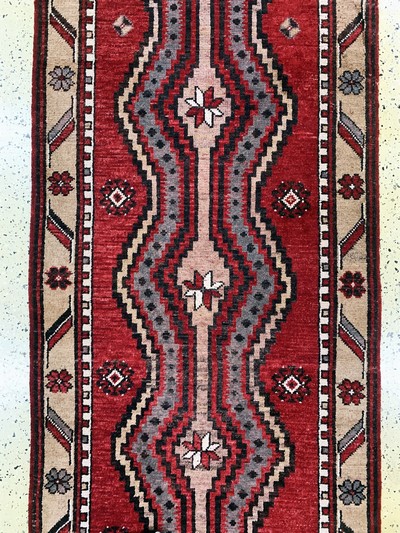 27138648e - Kurt old, Turkey, mid-20th century, wool on wool, approx. 872 x 100 cm, condition: 3-4. ...