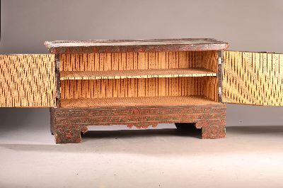 27138659a - Außergewöhnlicher Truhenschrank, dat. 1705, vermutlich umgebaut, zweitürig, Vollholz ...
