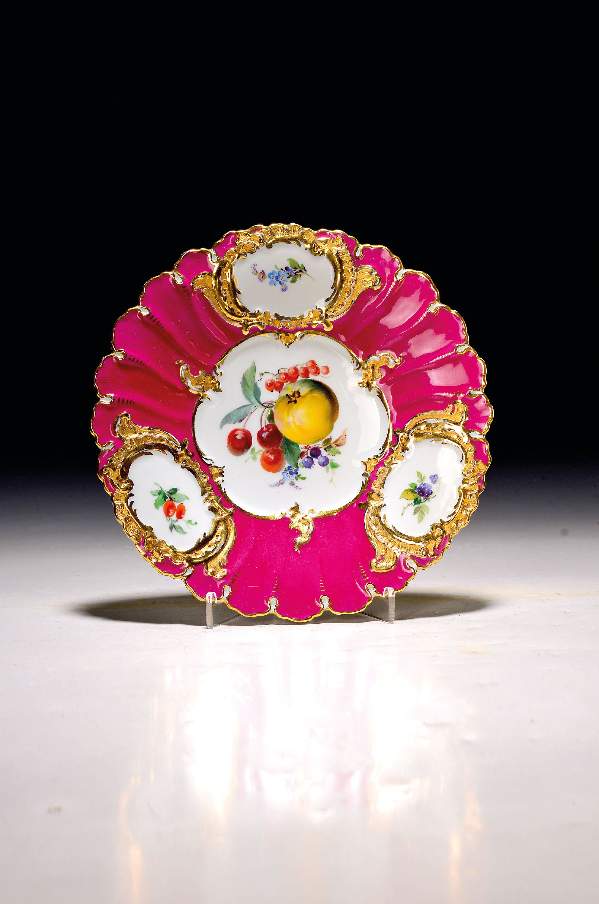 Image 27139526 - Prunkteller, Meissen, Pfeifferzeit, Porzellan, purpurfarbener Fond, Reliefzier ...