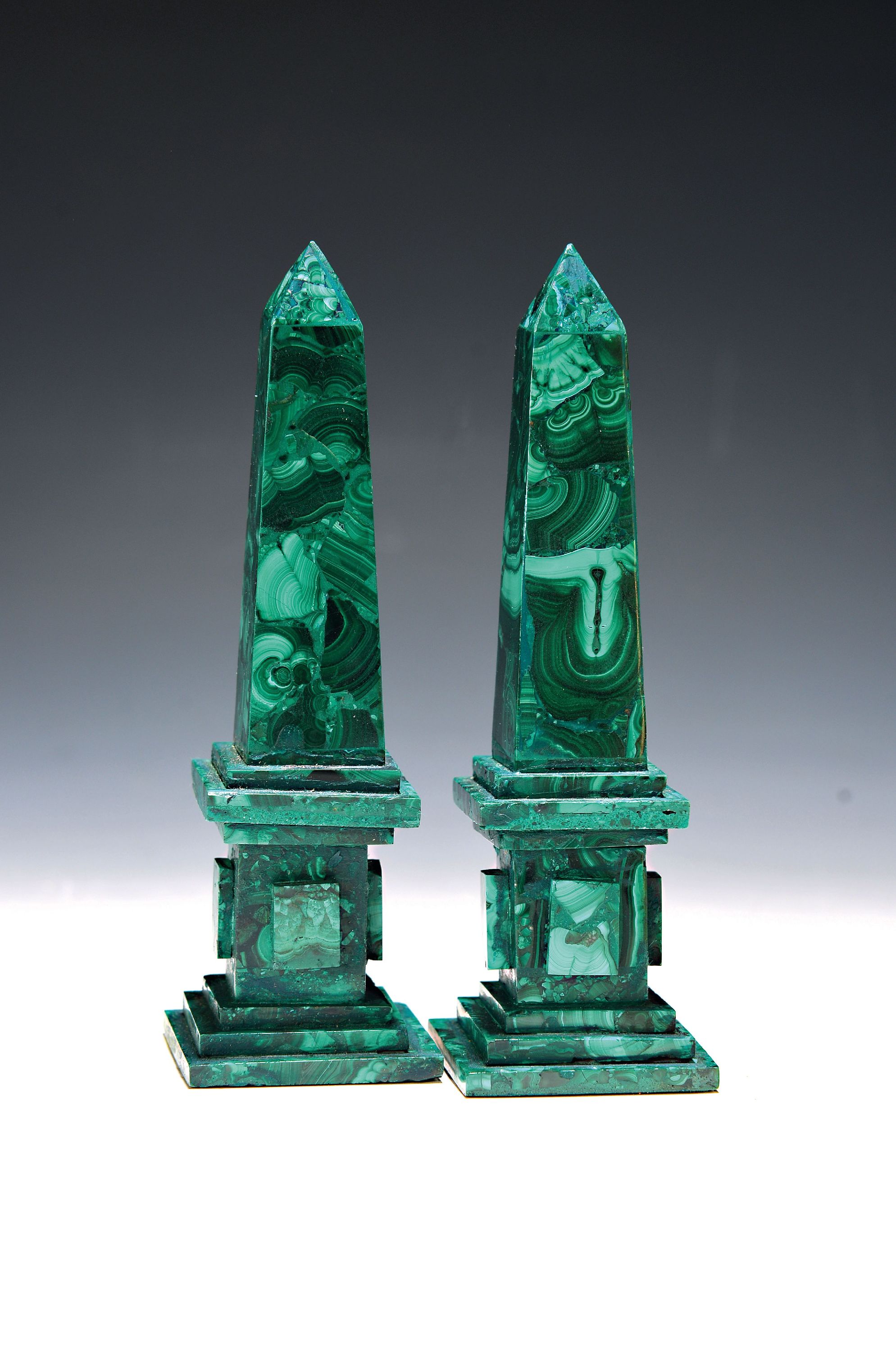 Image 27139547 - Pair of malachite obelisks, modern, H. 18 cm