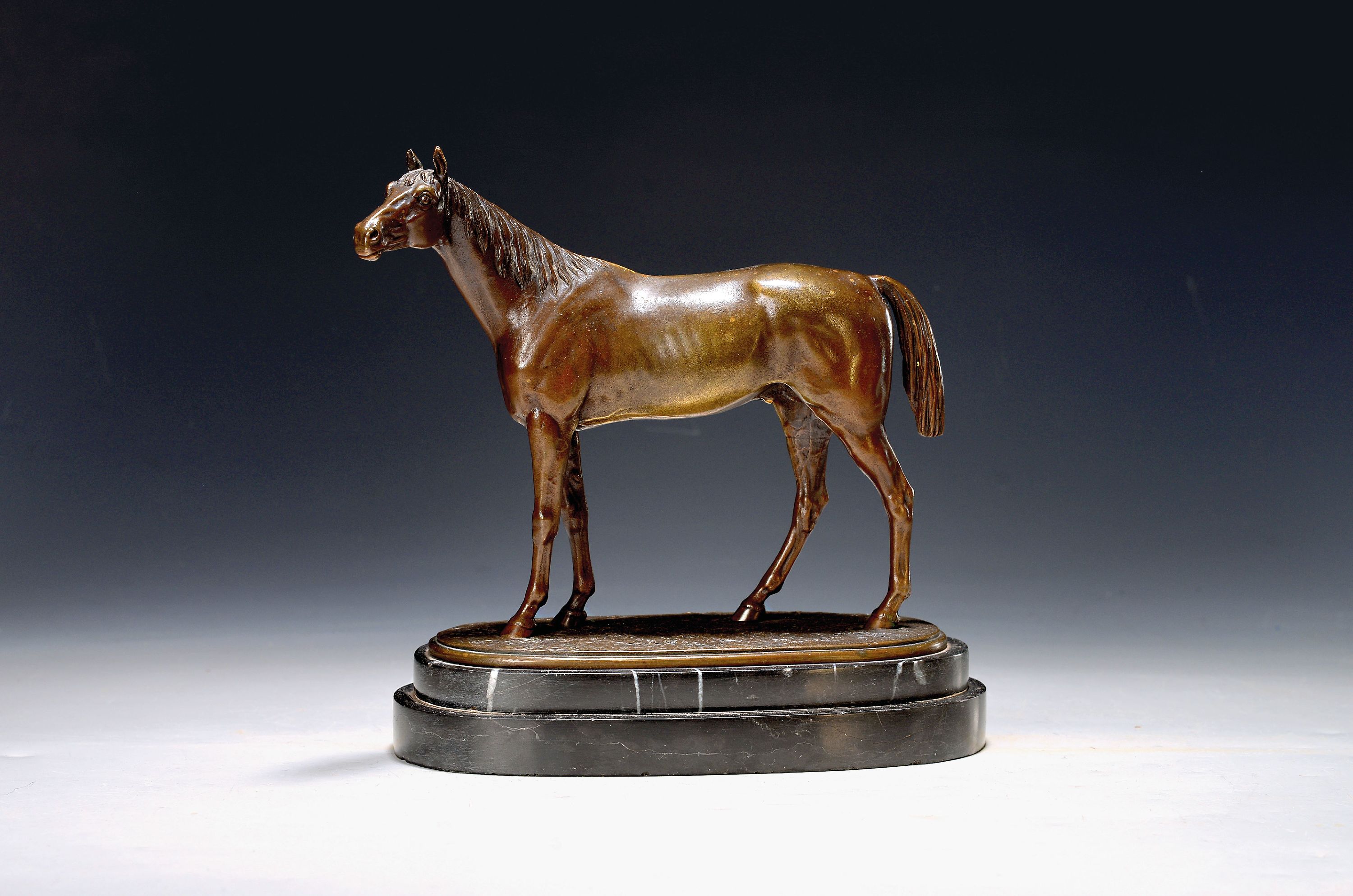 Image 27139560 - Otto Rasmussen, 1845 Berlin- 1912, stehendes Pferd, Bronzefigur, auf der Plinthe ...
