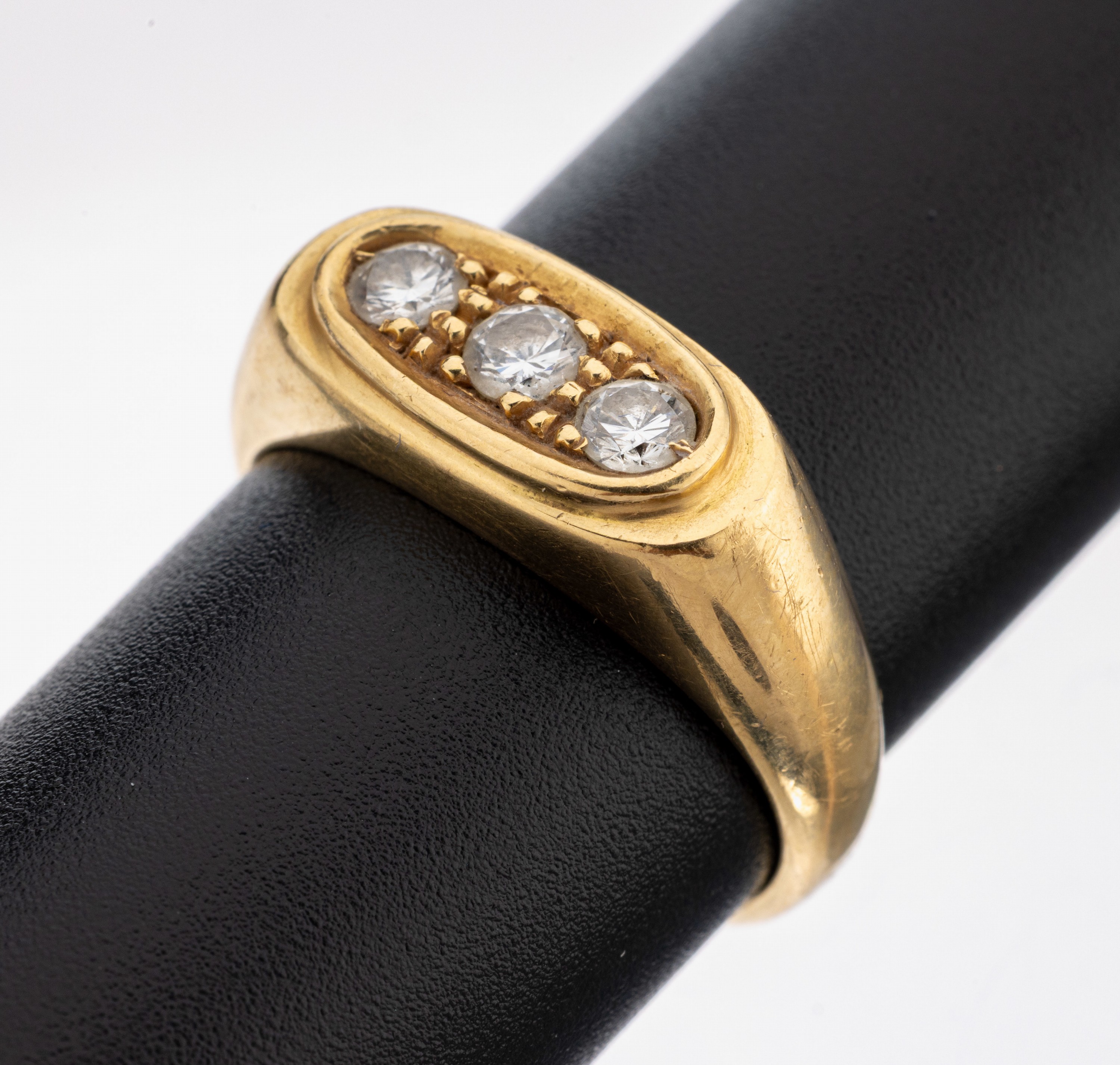 Image 27140618 - 18 kt Gold Brillant-Ring, GG 750/000, schlichtes Design, 3 Brillanten zus. ca. 0.40 ct ...