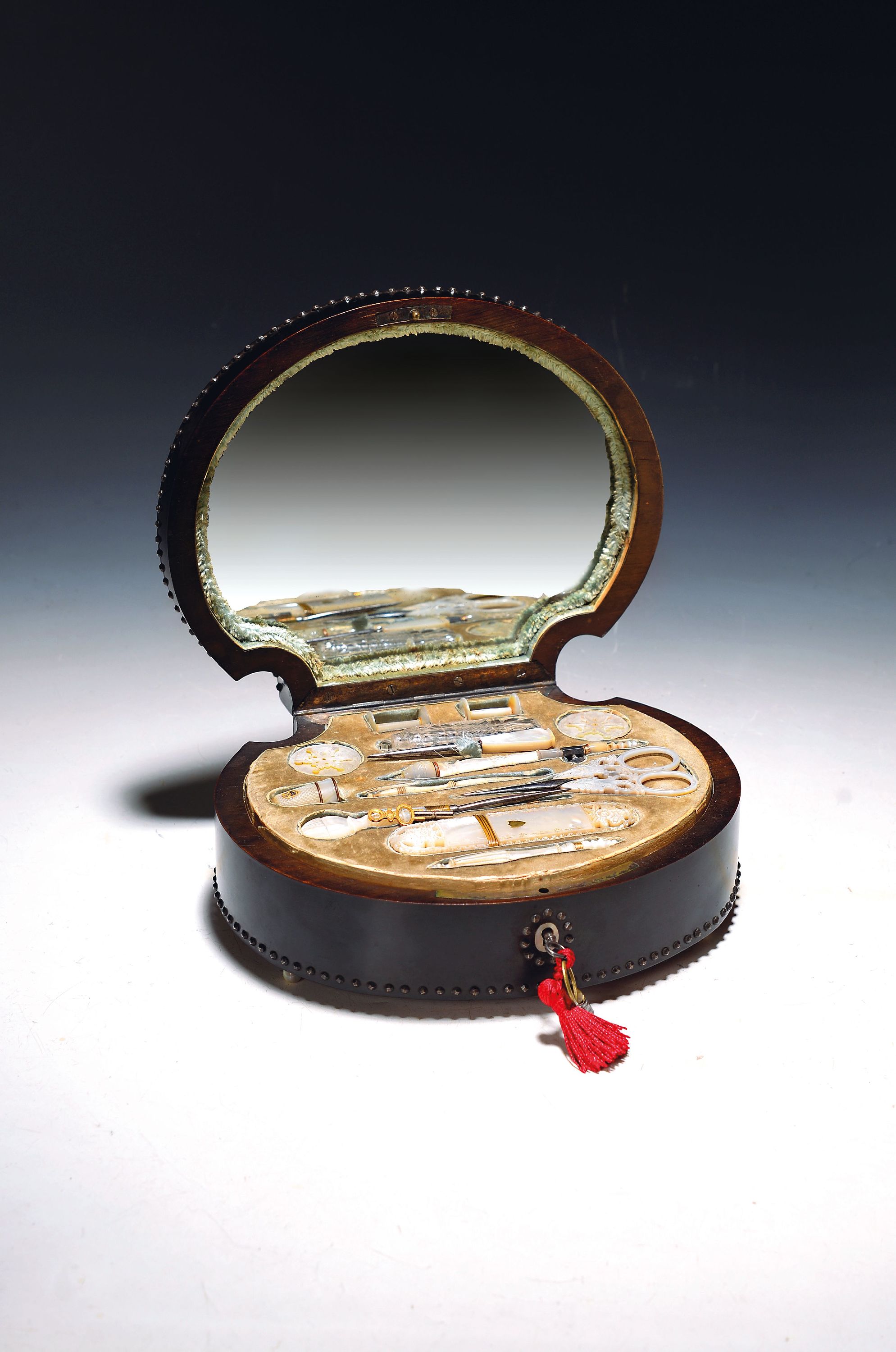 Image 27140656 - Neccessaire mit Spielwerk, Werkstätte Palais Royal zugeschrieben, um 1835, Muschelform, ...