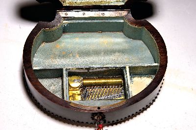 27140656a - Neccessaire mit Spielwerk, Werkstätte Palais Royal zugeschrieben, um 1835, Muschelform, ...