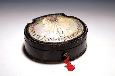 27140656b - Neccessaire mit Spielwerk, Werkstätte Palais Royal zugeschrieben, um 1835, Muschelform, ...