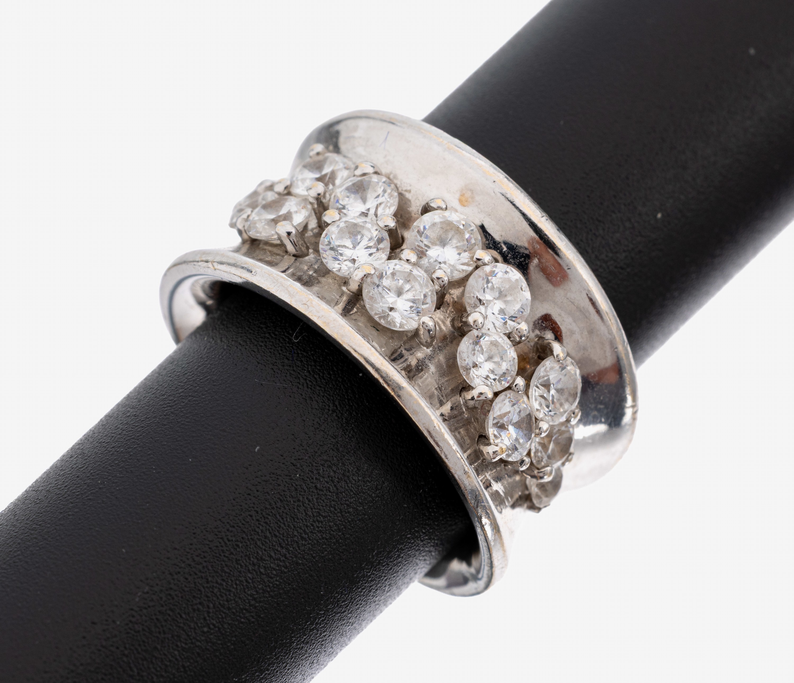 Image 27140820 - 14 kt Gold Ring, WG 585/000, 14 Diamantimitationen, RW 54, ca. 14.1 g, neue Rhod. ...