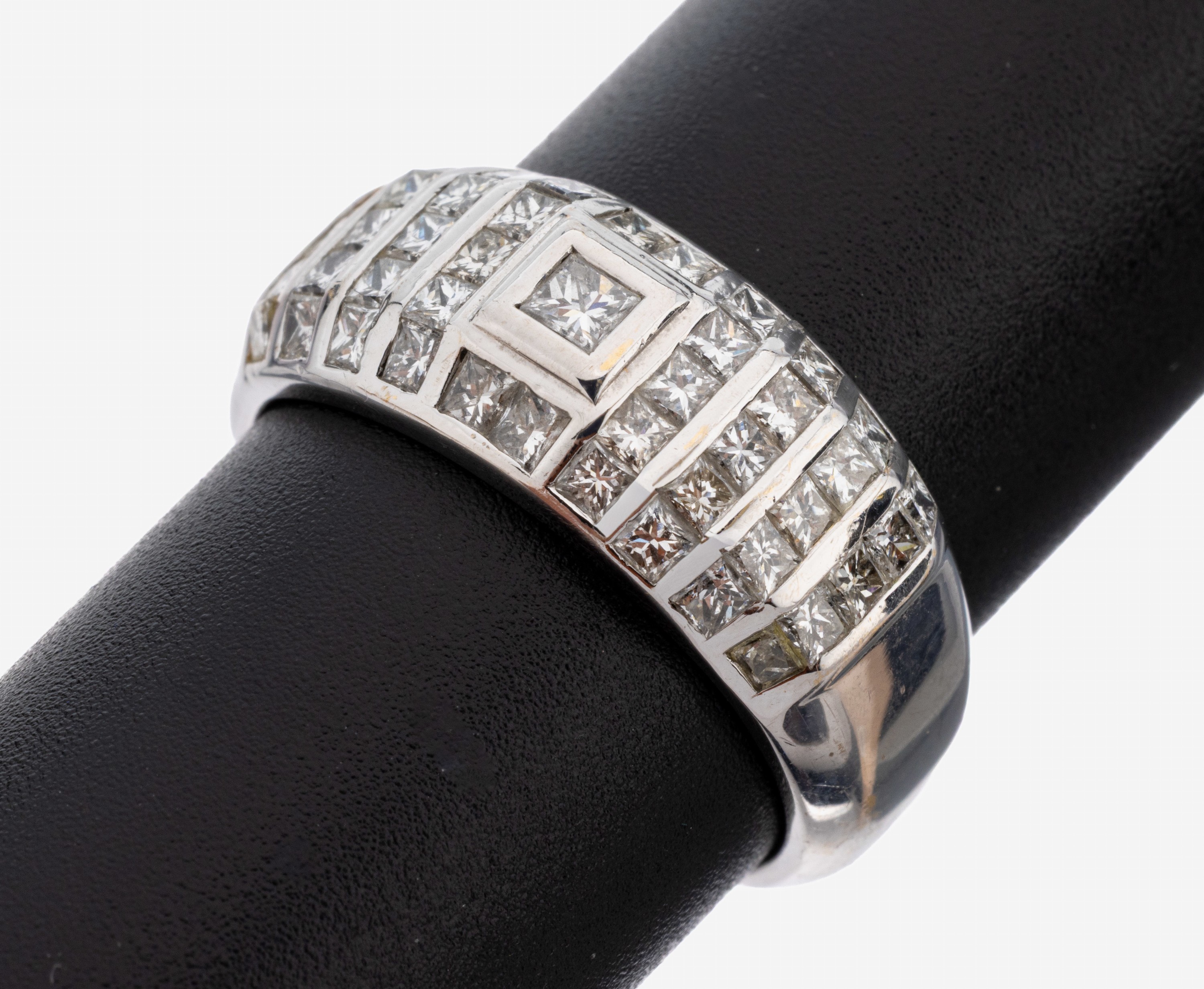 Image 27140822 - 18 kt Gold Diamant-Ring, WG 750/000, 45 Princess Cut Diamanten zus. ca. 1.35 ct feines ...