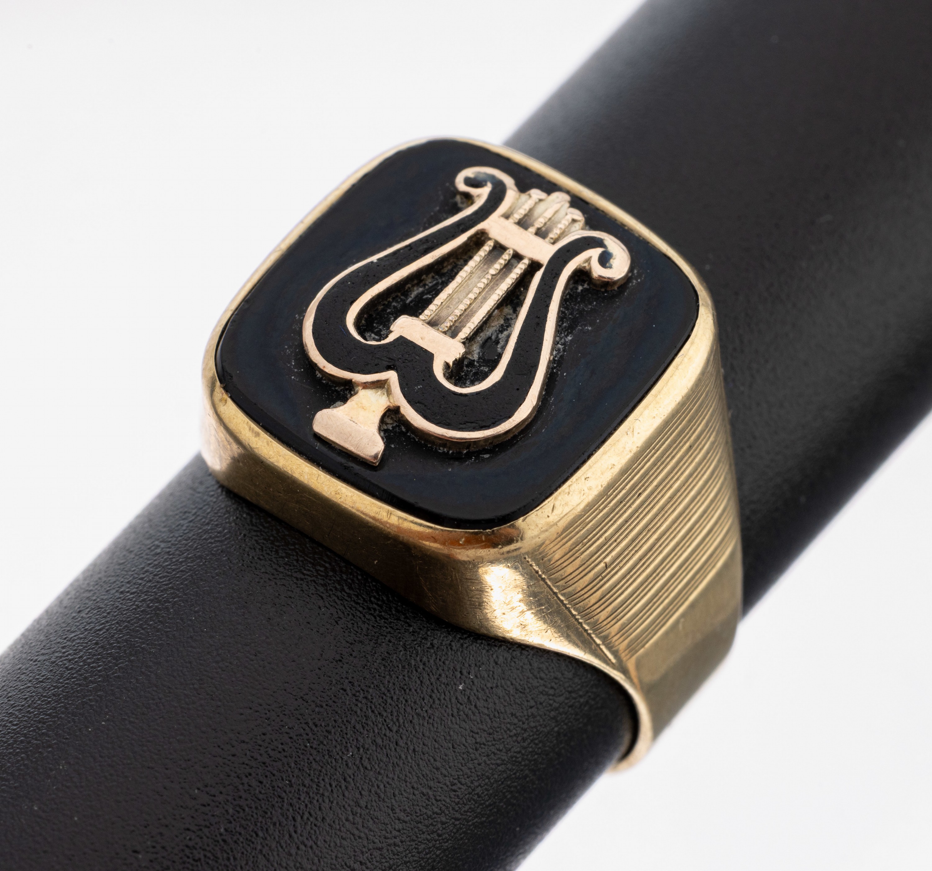 Image 27140926 - 8 kt gold onyx-signet ring, approx. 1900 , YG 333/000, onyx plate with applied lyra, ...
