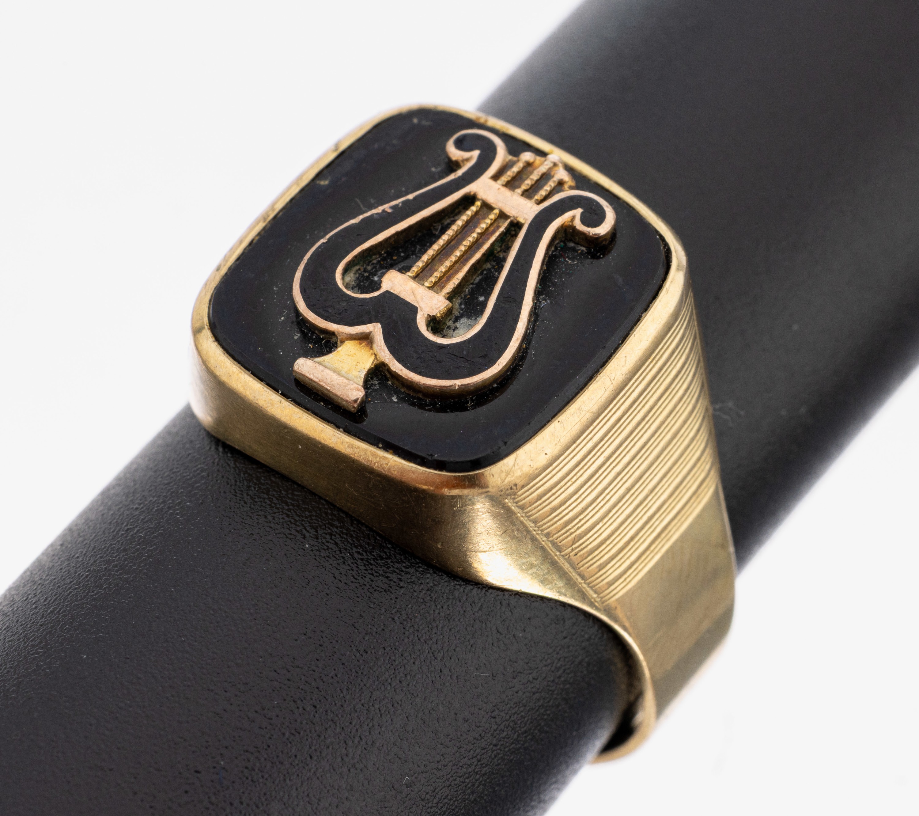 Image 27140927 - 8 kt Gold Onyx-Siegelring, um 1900, GG 333/000, Onyxplatte mit aufgelegter Lyra, RW 67, ...