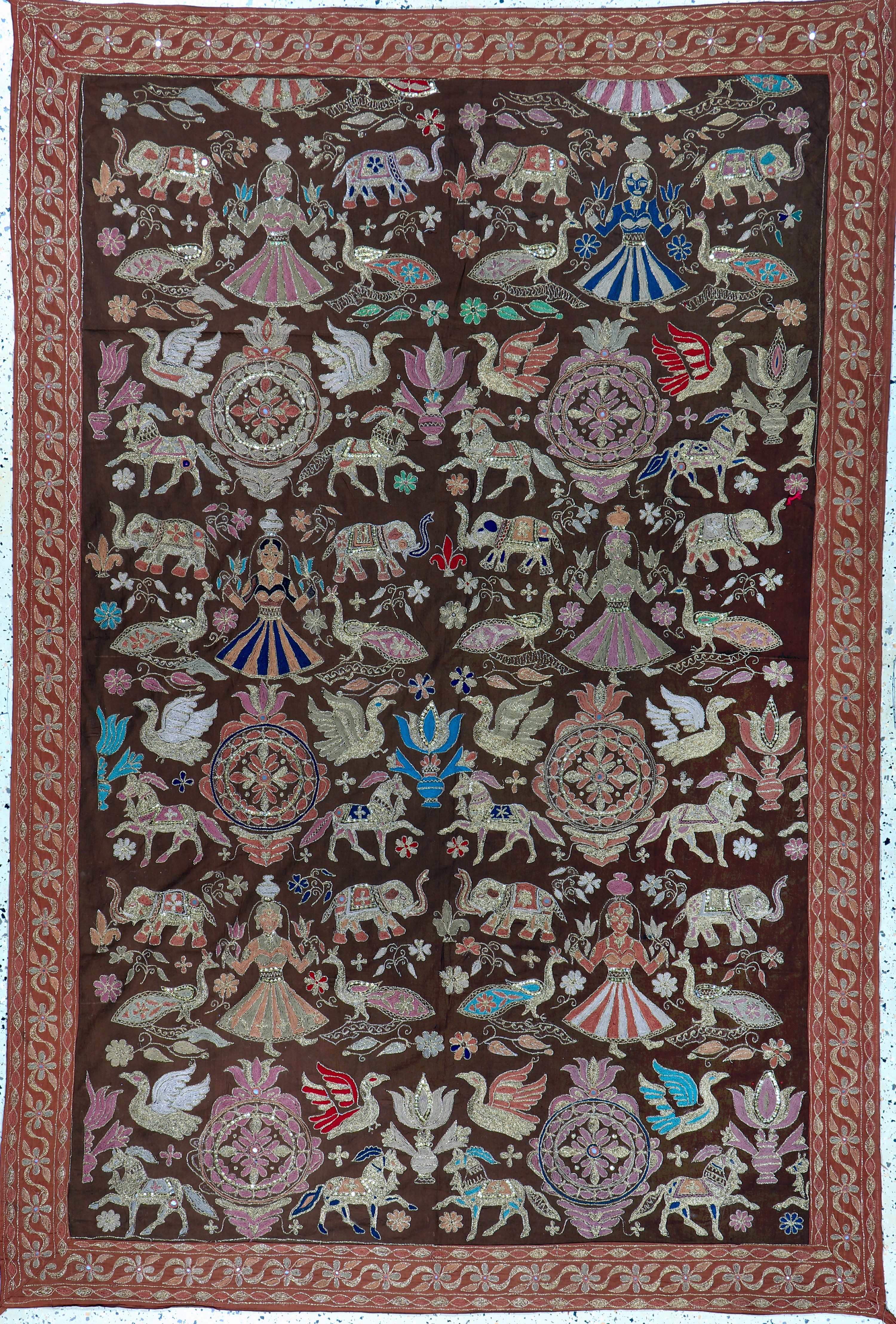 Image 27141132 - Stickerei, Indien, Ende 20.Jhd, Metall-Seidenstickerei, ca. 219 x 148 cm, EHZ:1-2 ...