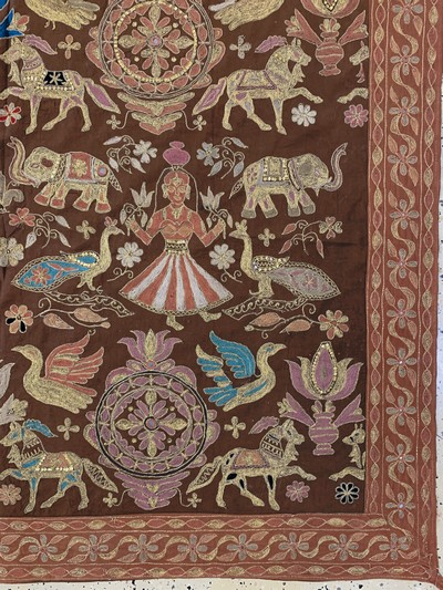 27141132a - Stickerei, Indien, Ende 20.Jhd, Metall-Seidenstickerei, ca. 219 x 148 cm, EHZ:1-2 ...