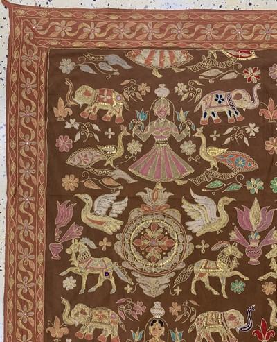 27141132c - Stickerei, Indien, Ende 20.Jhd, Metall-Seidenstickerei, ca. 219 x 148 cm, EHZ:1-2 ...