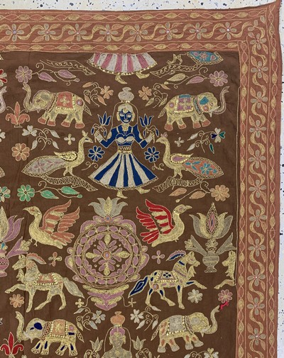 27141132d - Stickerei, Indien, Ende 20.Jhd, Metall-Seidenstickerei, ca. 219 x 148 cm, EHZ:1-2 ...