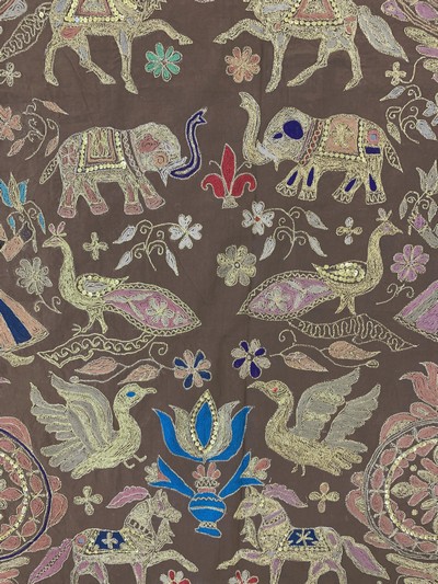 27141132e - Stickerei, Indien, Ende 20.Jhd, Metall-Seidenstickerei, ca. 219 x 148 cm, EHZ:1-2 ...