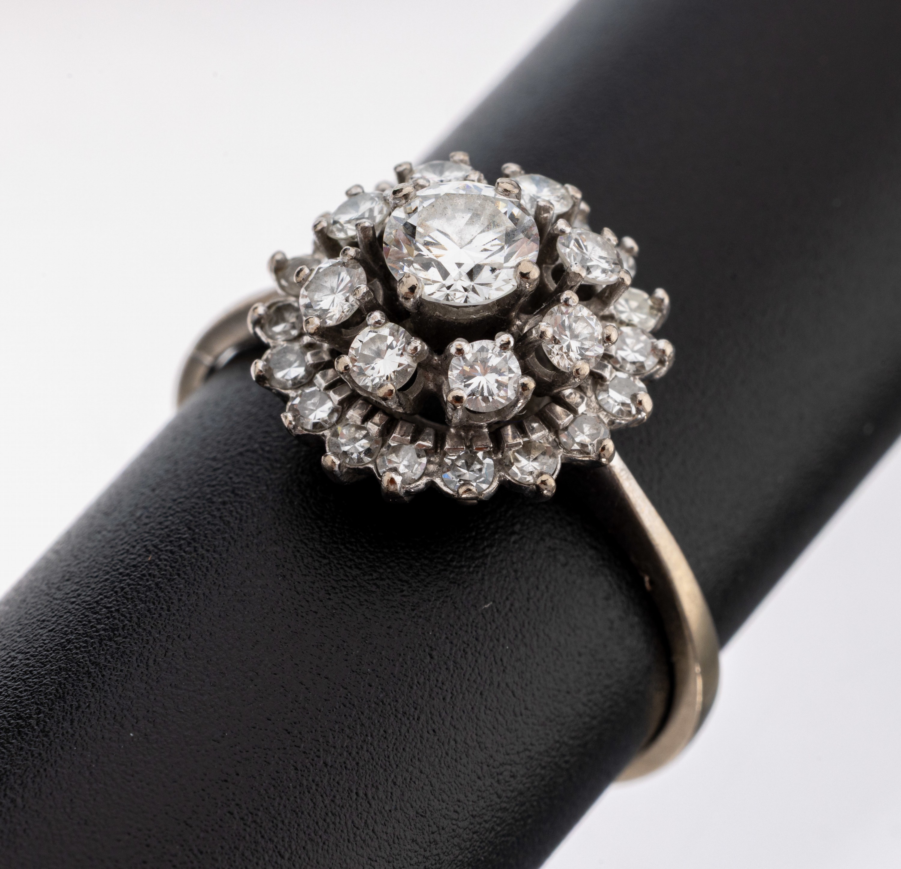 Image 27141244 - 18 kt Gold Brillant-Ring, WG 750/000, Mittelstein ca. 0.54 ct feines Weiß (F)/si, ...