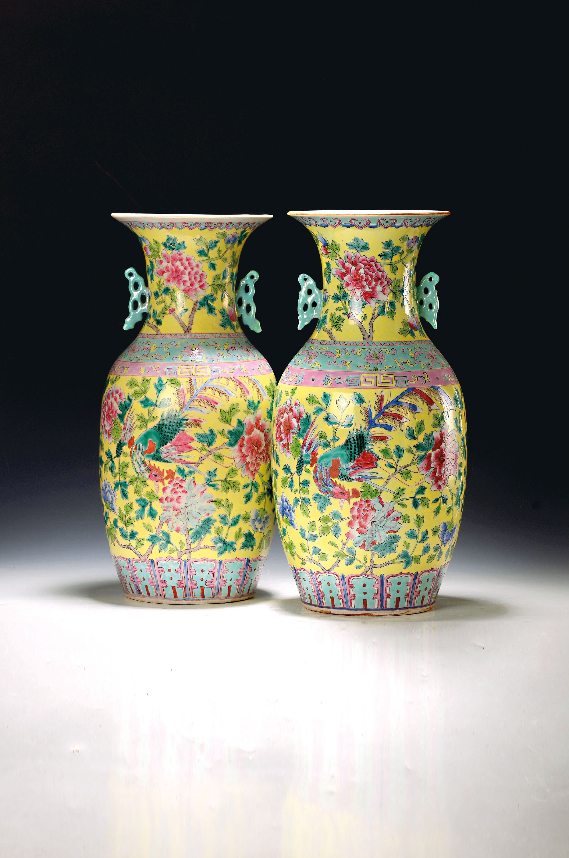 Image 27141328 - Zwei Vasen, China, um 1860/70, polychrom bemalt auf gelbem Grund, Pfingstrosen und wohl ...