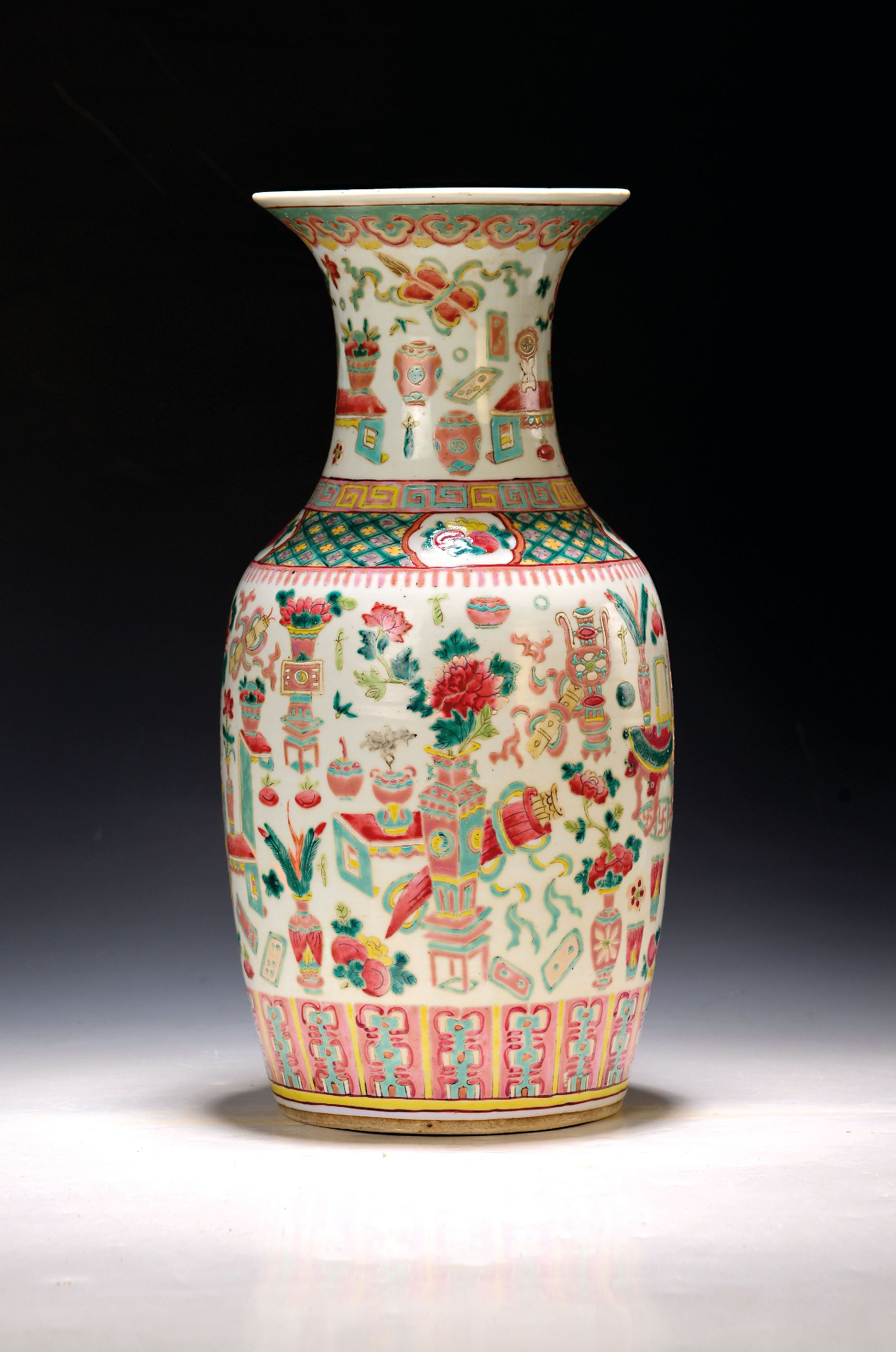 Image 27141334 - Vase, China, um 1860/70, Porzellan, bunt bemalt mit Vasen und, Glückssymbolen, H. ca. ...