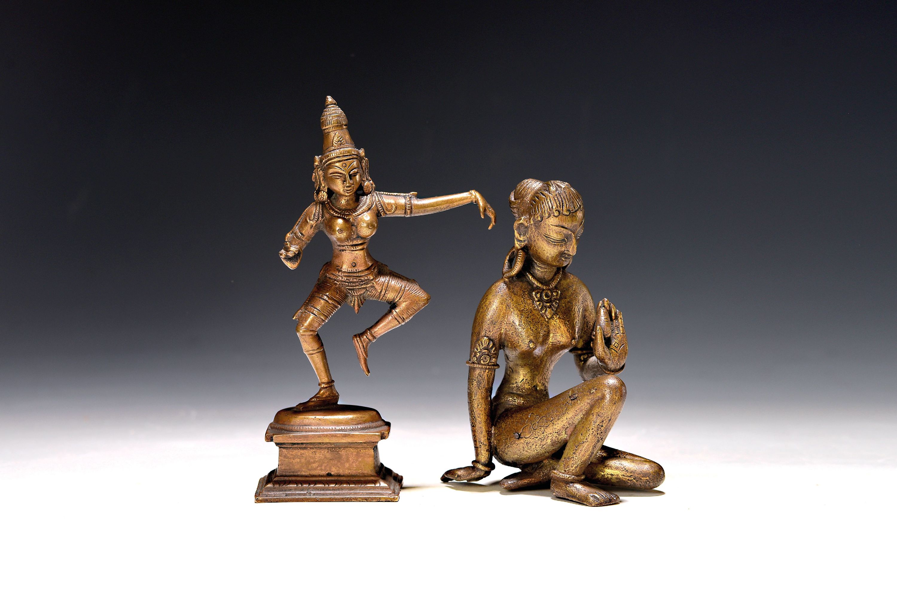 Image 27141384 - Zwei Bronzefiguren, wohl Nepal, 20.Jh., Göttin Parvati einmal in sitzender und einmal ...