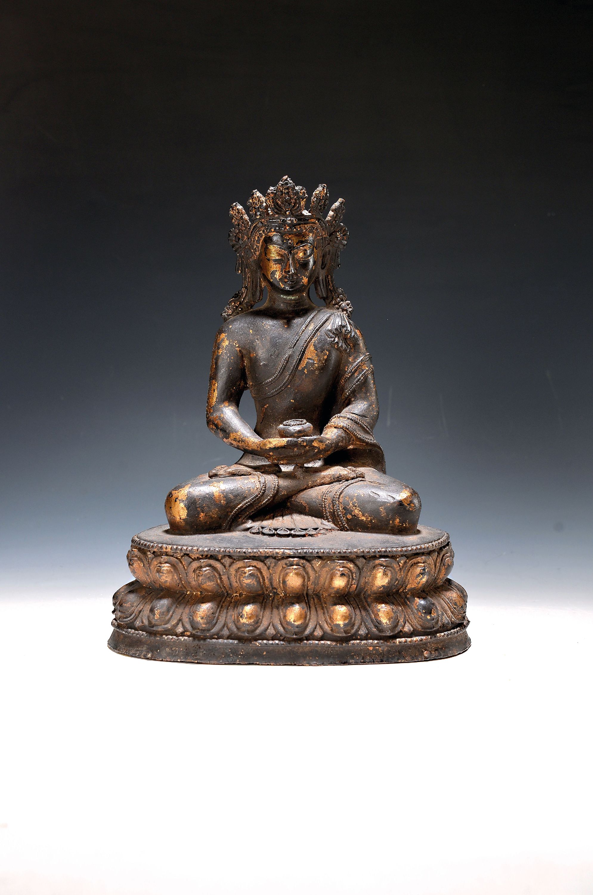 Image 27141392 - Amitabha Buddha, China, 19. Jh., Bronze, Geste der Meditation mit Gefäß, reich ...