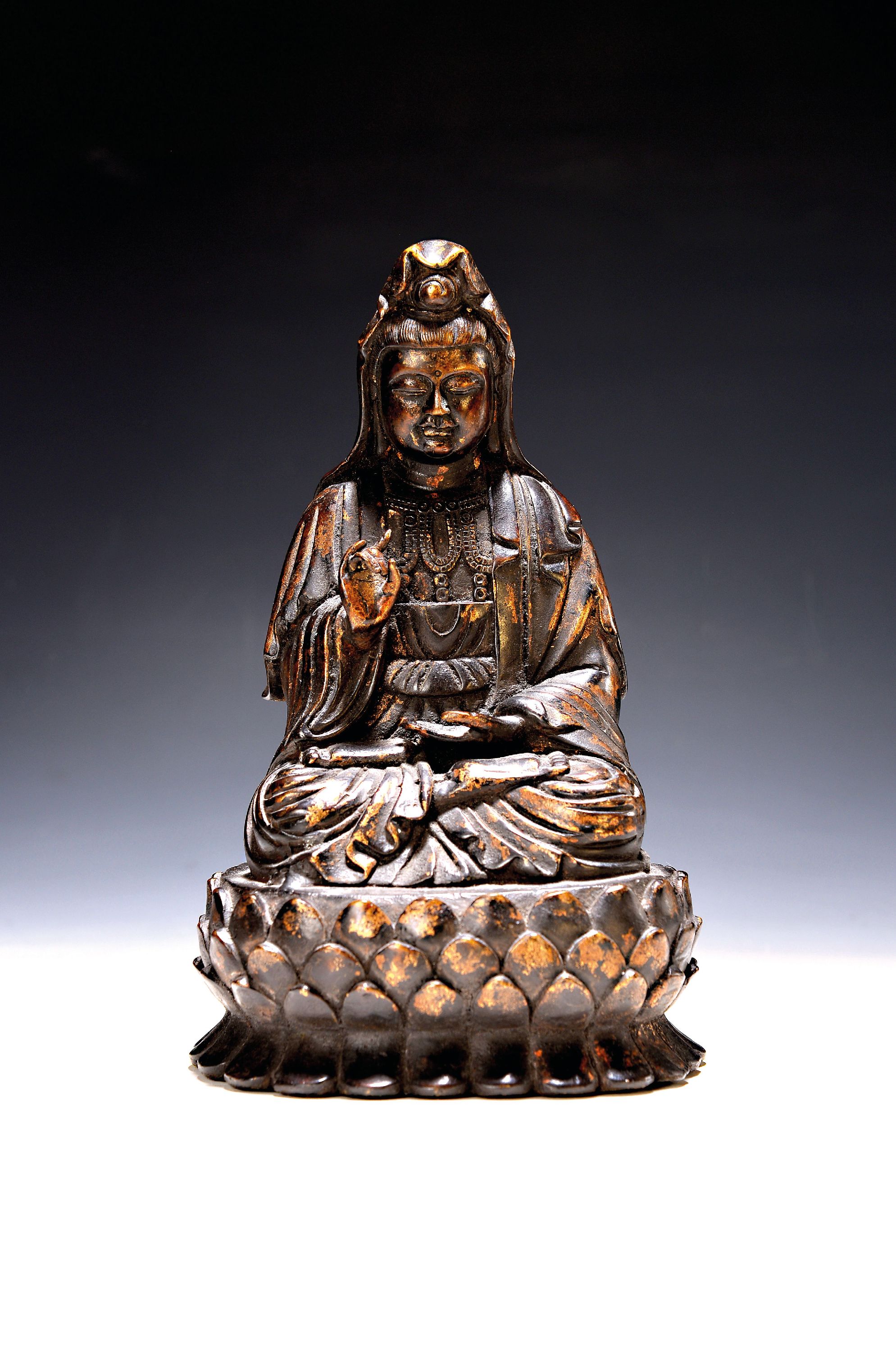 Image 27141393 - Guanyin, China, 20. Jh., Bronze, meditative Haltung, eleganter, Faltenwurf, Vitarka ...