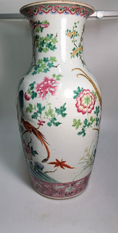 27141332f - Vase, China, um 1860/70, Porzellan, Vogelmalerei, bunt, bemalt, innen türkisblau ...