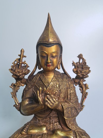27141394b - Tsongkhapa, Gelbkappenmönch, Tibet/ Sino-Tibet, 20. Jh., Bronze, reich verziertes ...