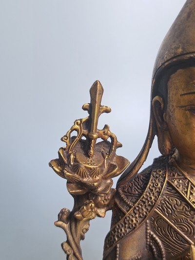 27141394k - Tsongkhapa, Gelbkappenmönch, Tibet/ Sino-Tibet, 20. Jh., Bronze, reich verziertes ...