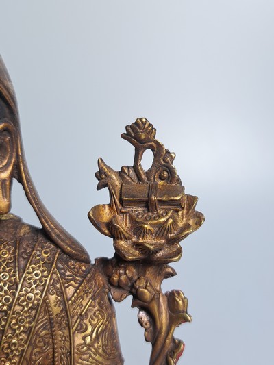 27141394l - Tsongkhapa, Gelbkappenmönch, Tibet/ Sino-Tibet, 20. Jh., Bronze, reich verziertes ...