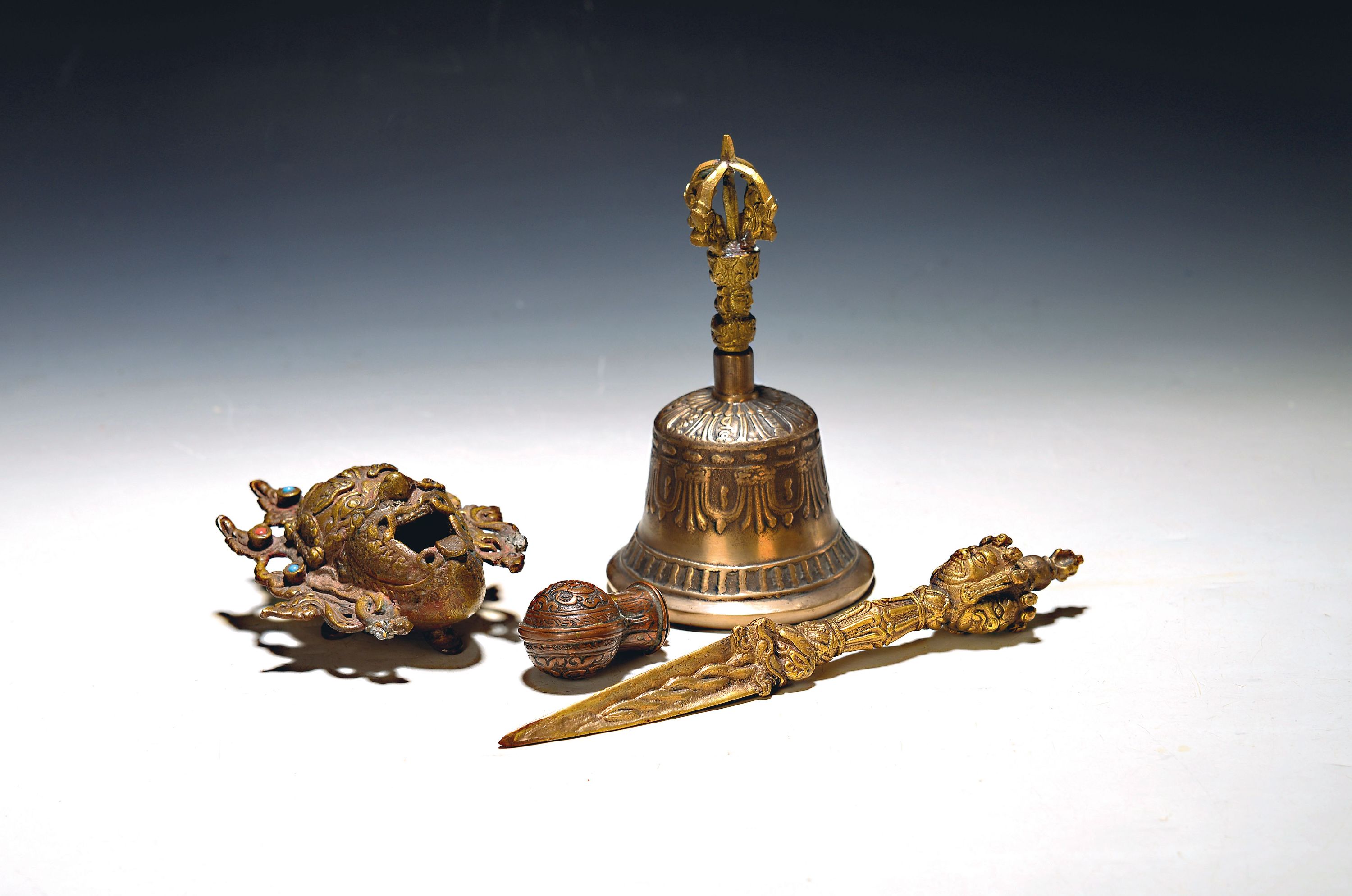 Image 27141420 - Lot aus vier tibetischen Zeremonialobjekten, Tibet, 20. Jh., Bronze und Kupfer, ...