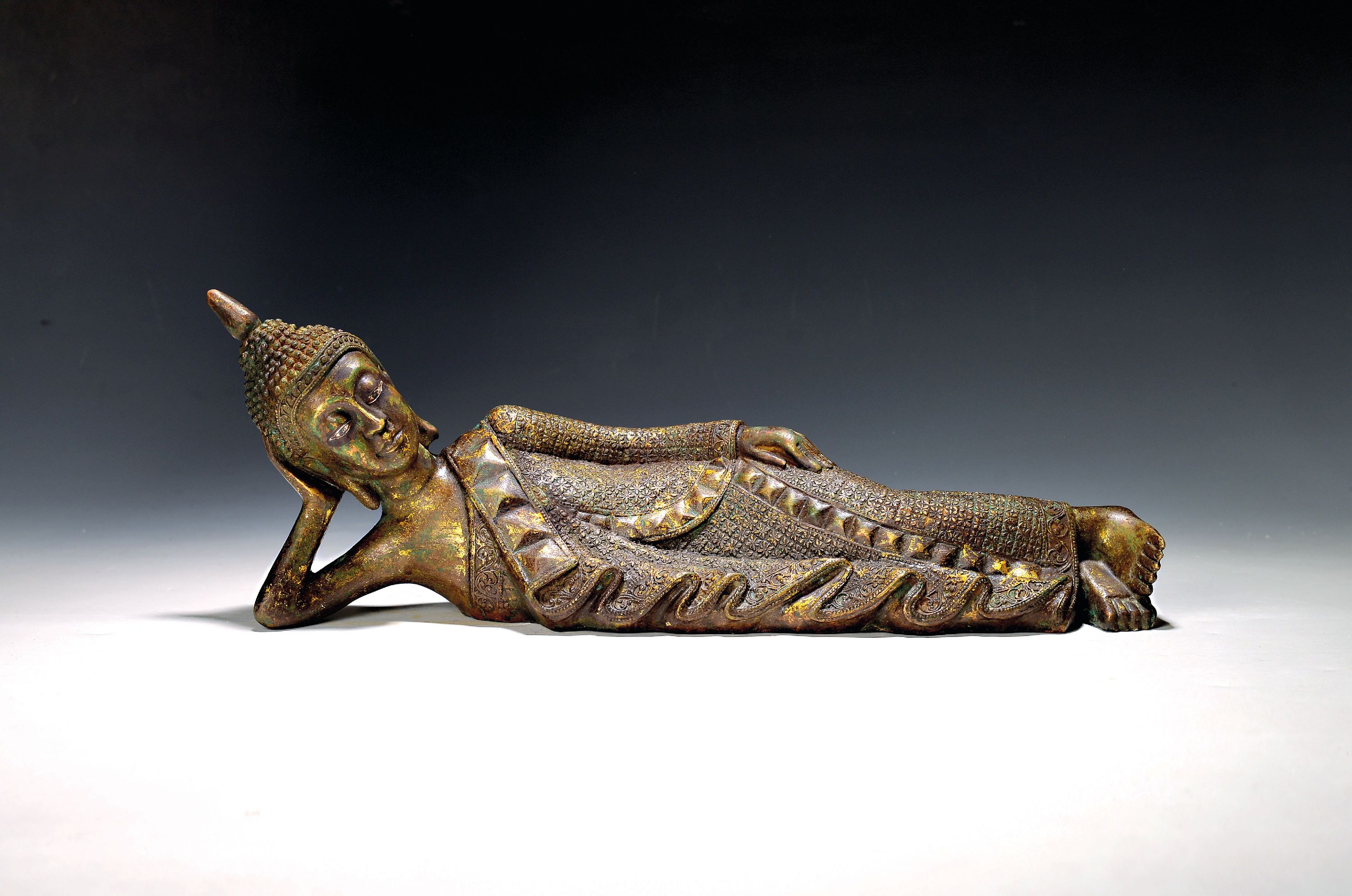 Image 27141508 - Liegender Buddha, Thailand, 20. Jh., bemalte Augen, Bronze, teilvergoldet, aufwendig ...