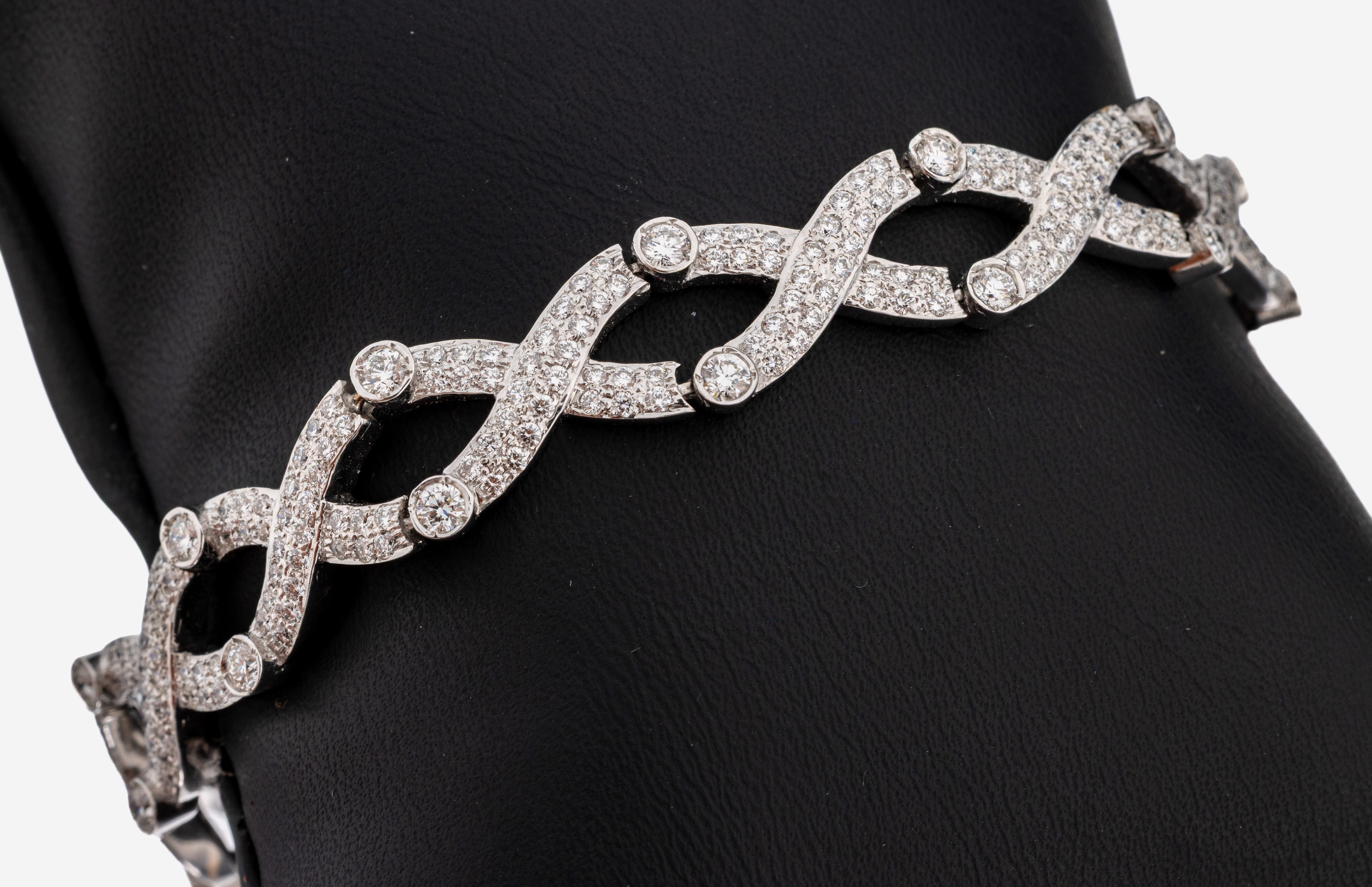 Image 27141510 - 18 kt Gold Brillant-Armband, WG 750/000, gekreuztes Design, ca. 352 Brillanten zus. ...