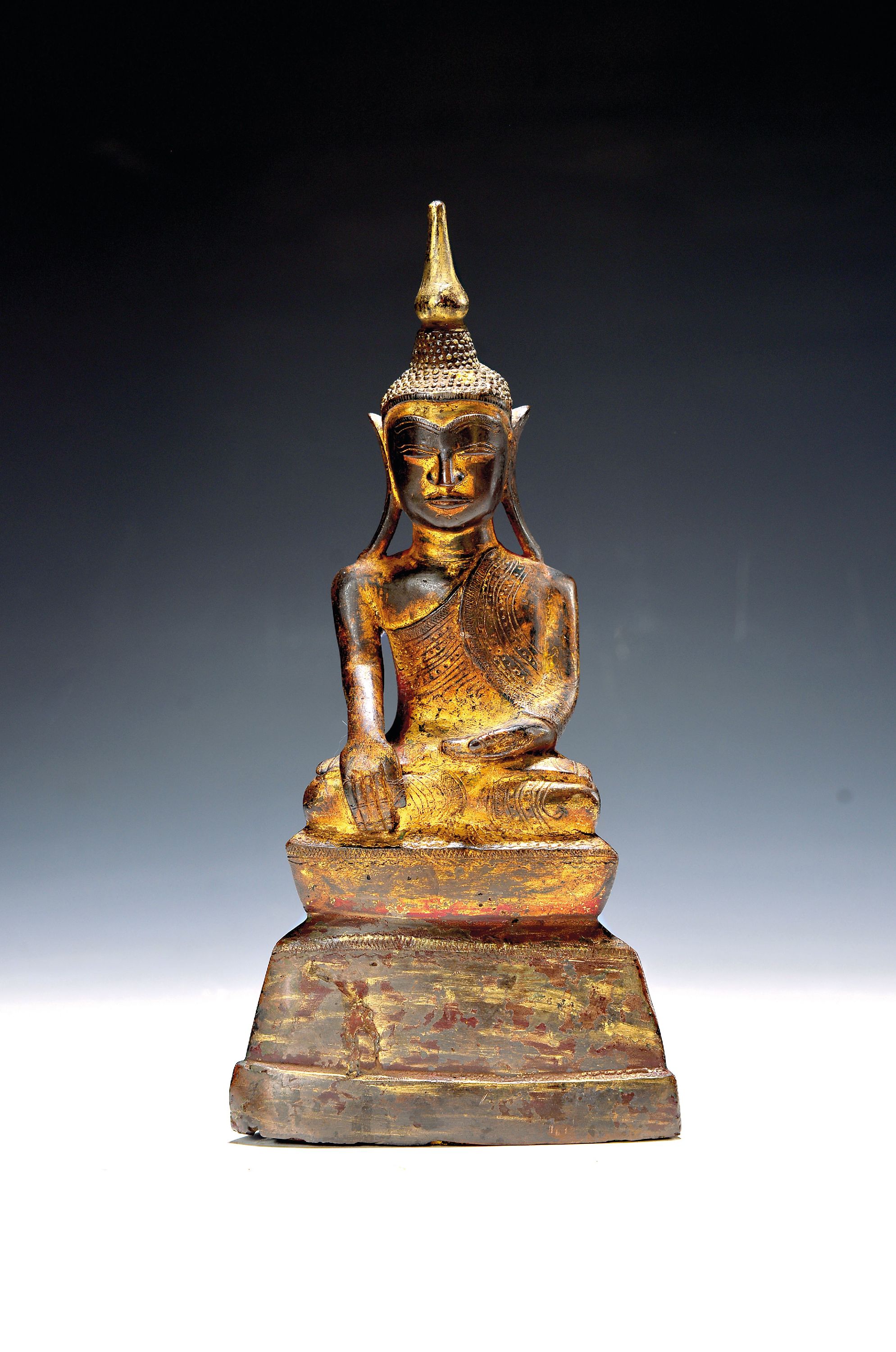 Image 27141514 - Shakyamuni-Buddha, Burma, wohl 14./15. Jahrhundert, Bronze, Reste von Feuervergoldung, ...