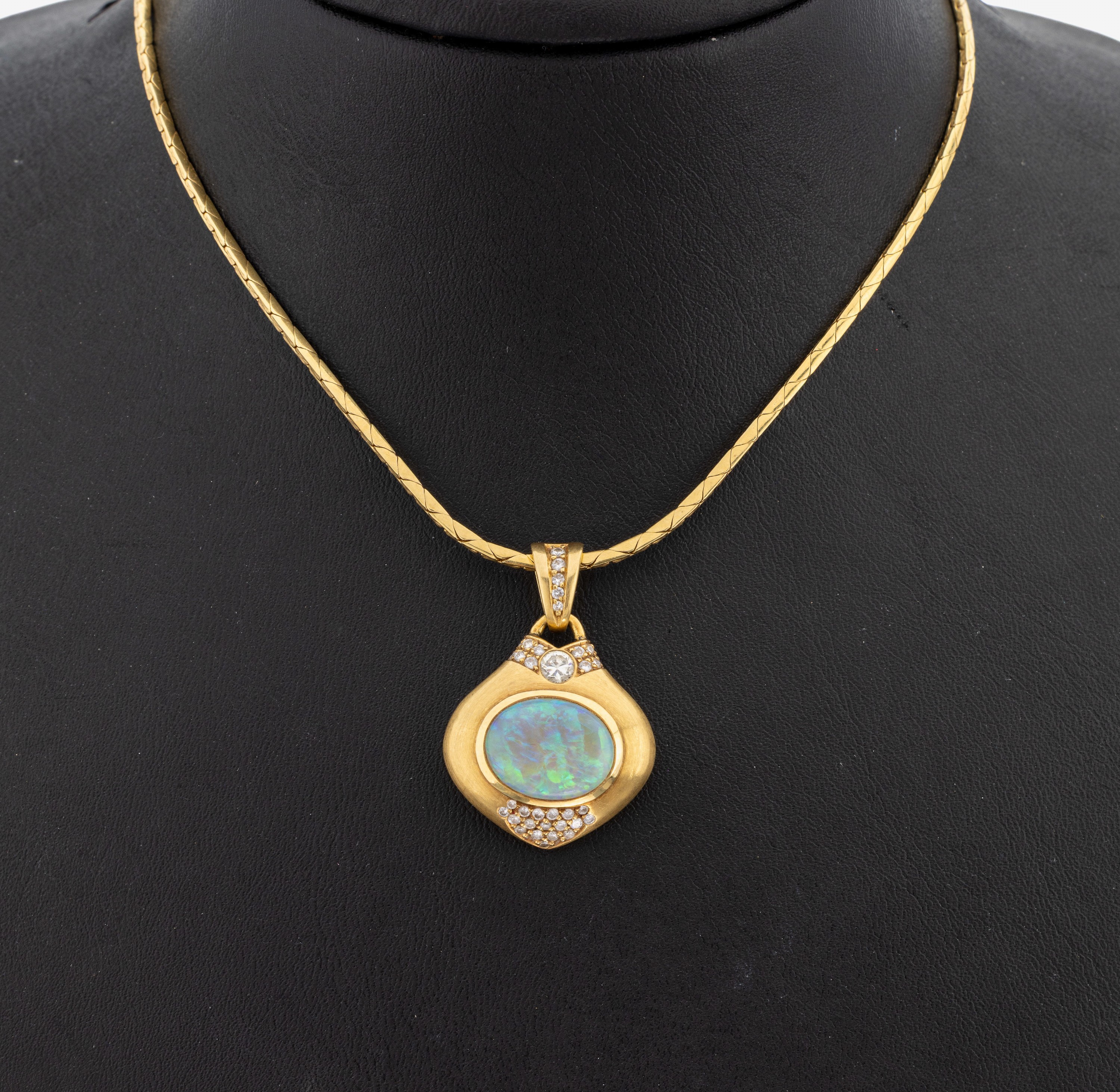 Image 27141567 - 18 kt Gold Opal-Diamant-Anhänger, GG 750/000, sat., ovaler Opal-Cabochon ca. 4.20 ct, ...