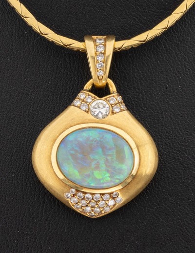 27141567a - 18 kt Gold Opal-Diamant-Anhänger, GG 750/000, sat., ovaler Opal-Cabochon ca. 4.20 ct, ...