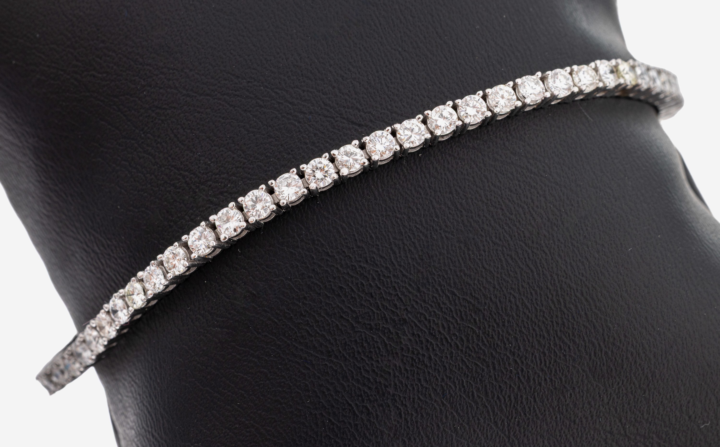 Image 27141696 - 14 kt Gold Brillant-Linienarmband, WG 585/000, 60 Brillanten zus. ca. 4.20 ct ...