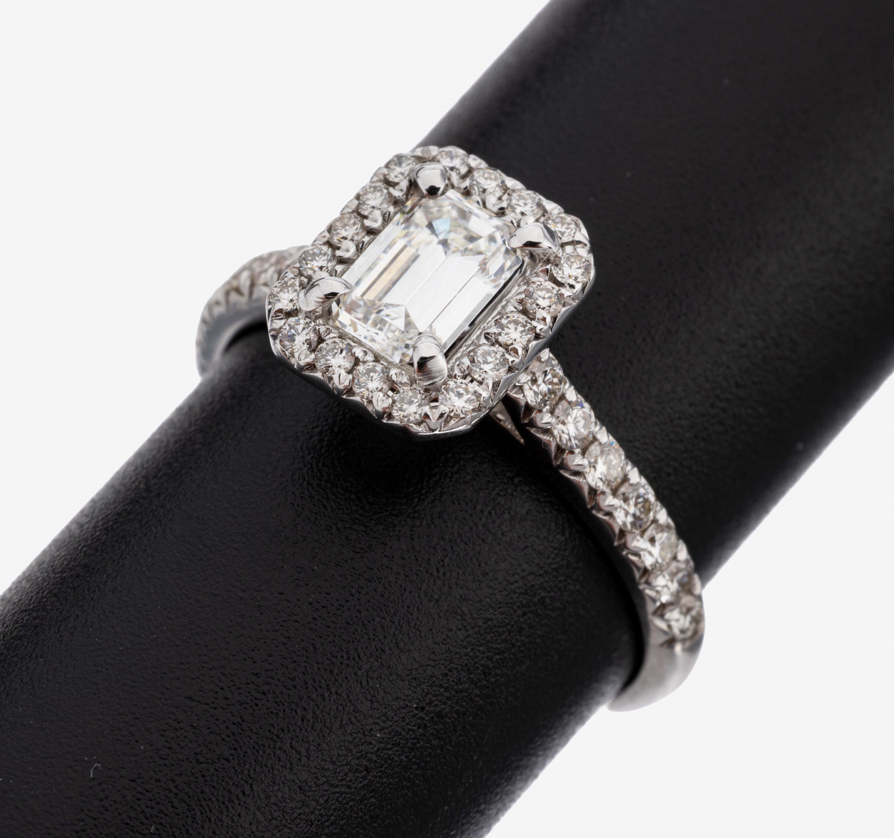 Image 27141725 - 18 kt Gold Diamant-Ring, WG 750/000, mittigDiamant im Emerald Cut ca. 0.78 ct feines ...