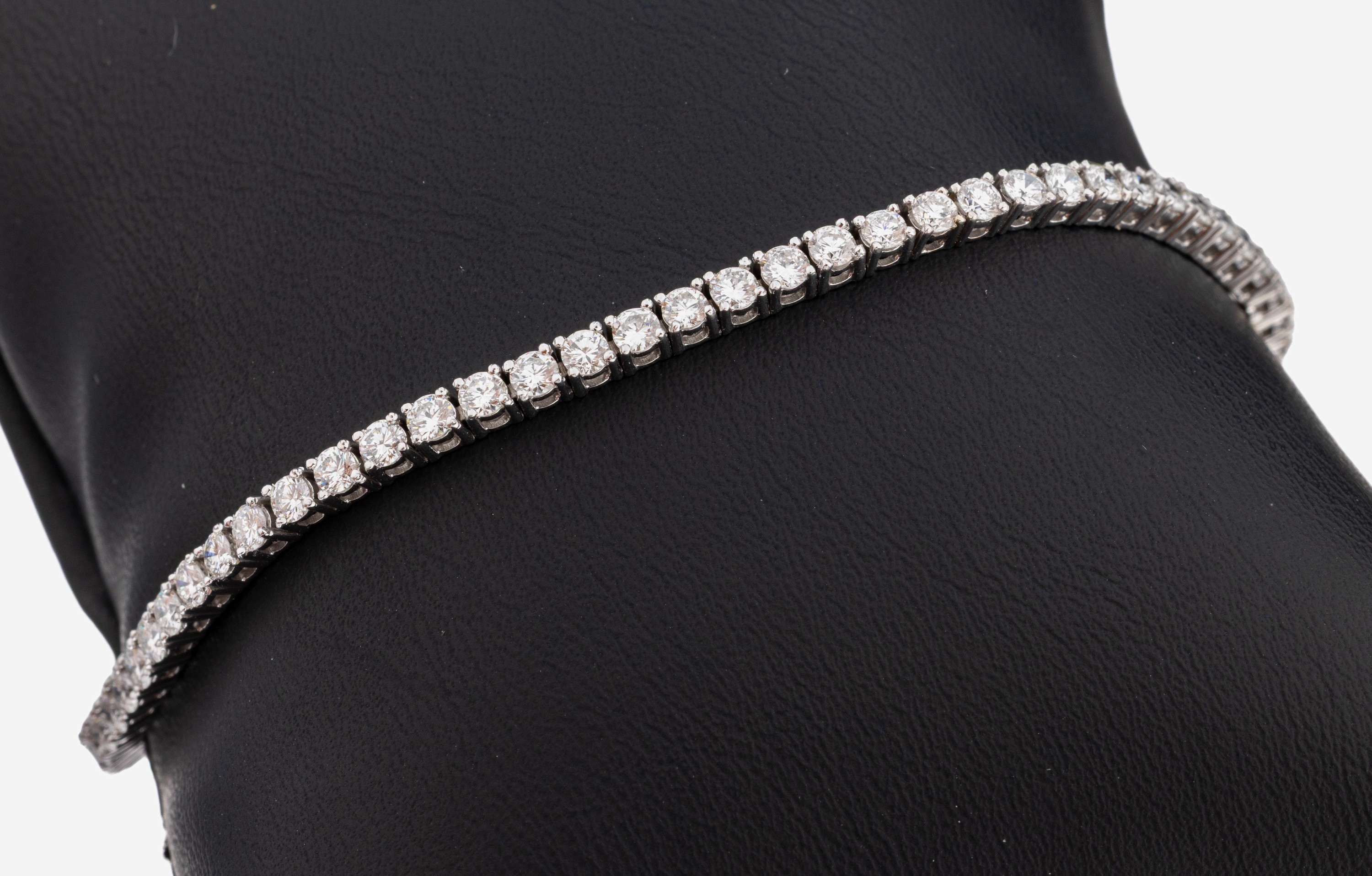 Image 27141727 - 14 kt Gold Brillant-Linienarmband, WG 585/000, 68 Brillanten zus. ca. 3.60 ct ...