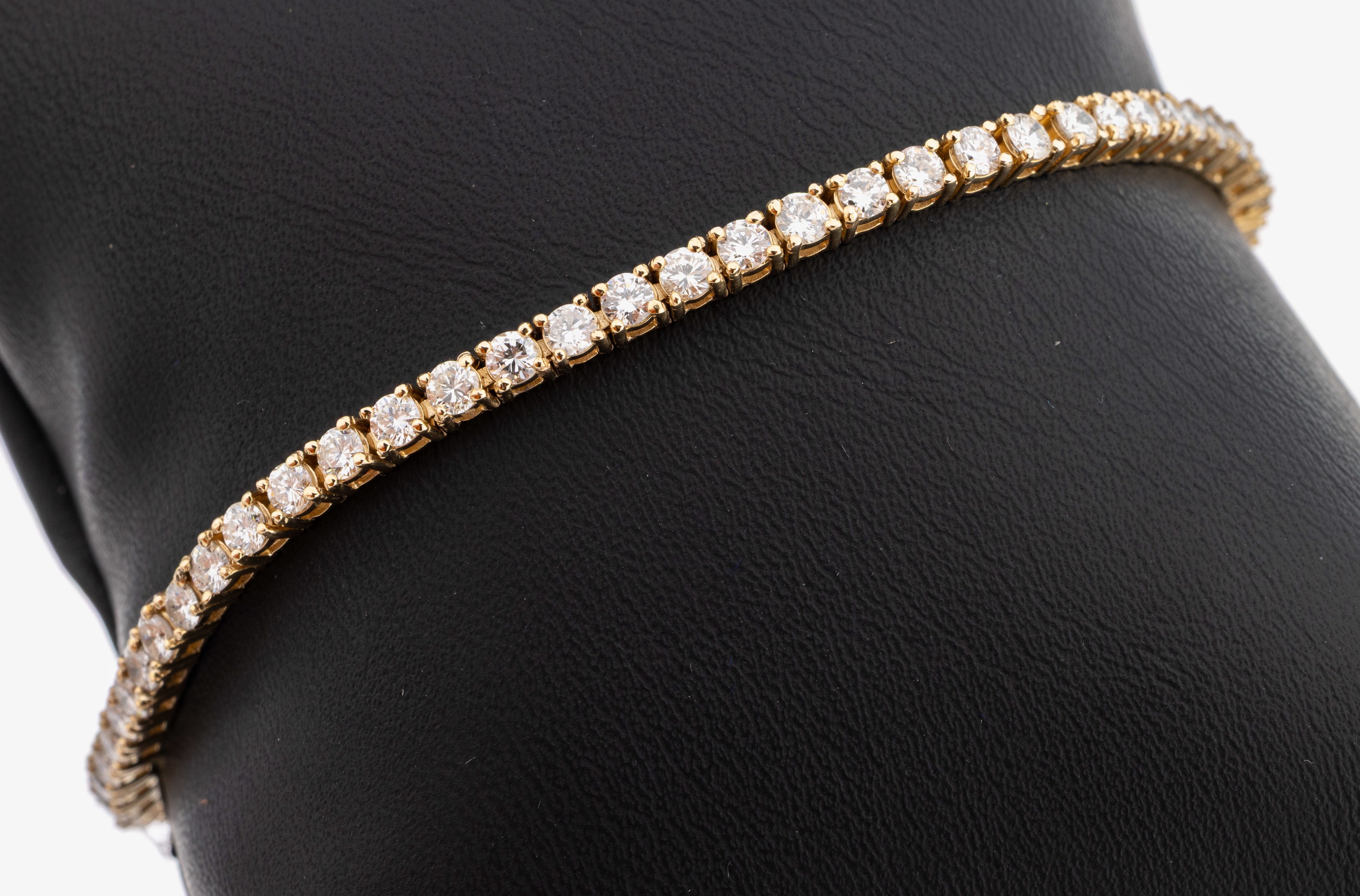 Image 27142000 - 14 kt Gold Brillant-Linienarmband, GG 585/000, 60 Brillanten zus. ca. 4.0 ct feines ...