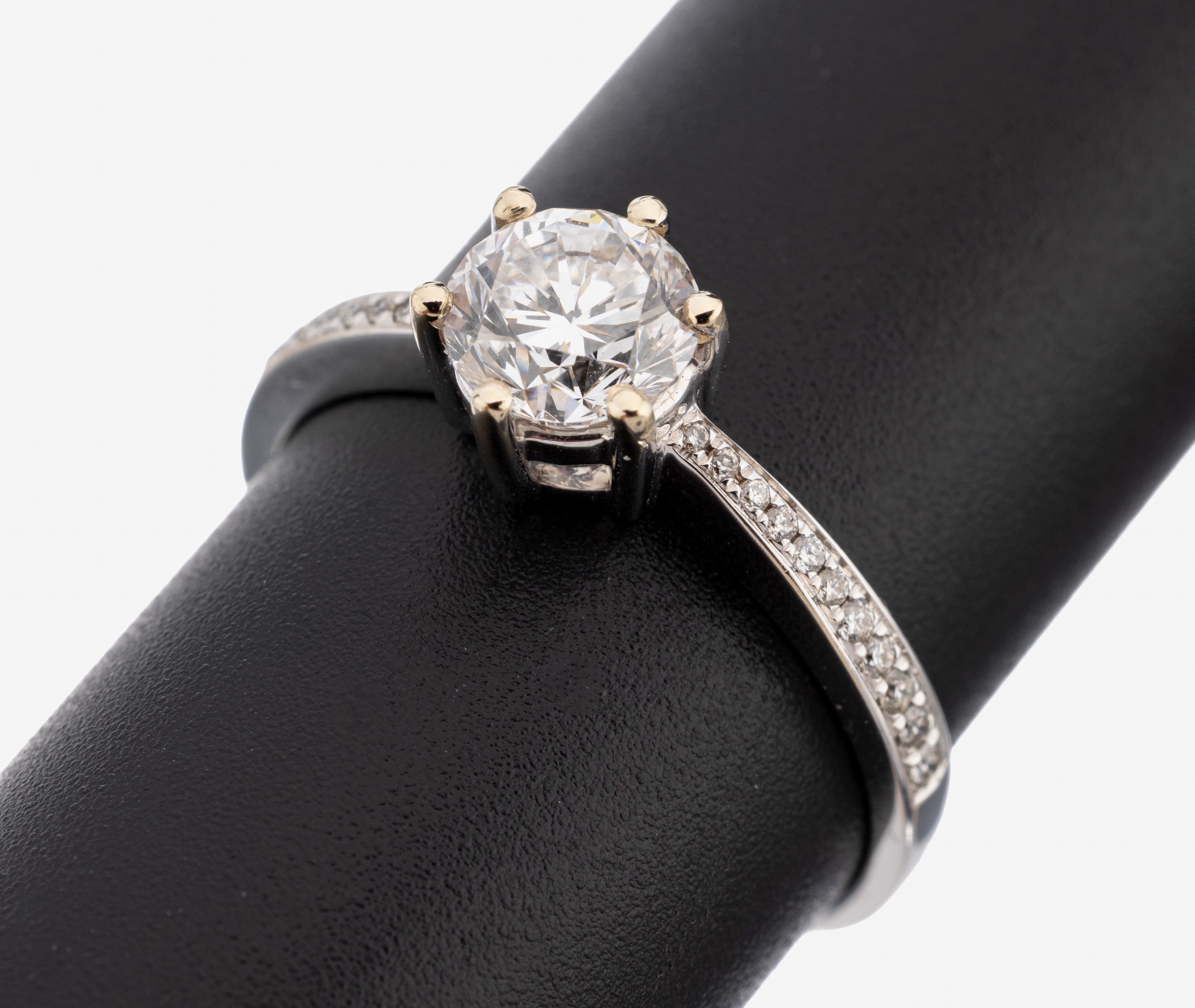 Image 27142098 - 18 kt Gold Brillant-Ring, WG 750/000, mittig Brillant ca. 1.0 ct hochfeines ...