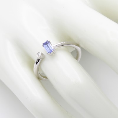 27142034a - Ring mit Brillant und Tansanit, WG 585/000 , Brill. ca. 0.03 ct feines Weiß/si, offen ...