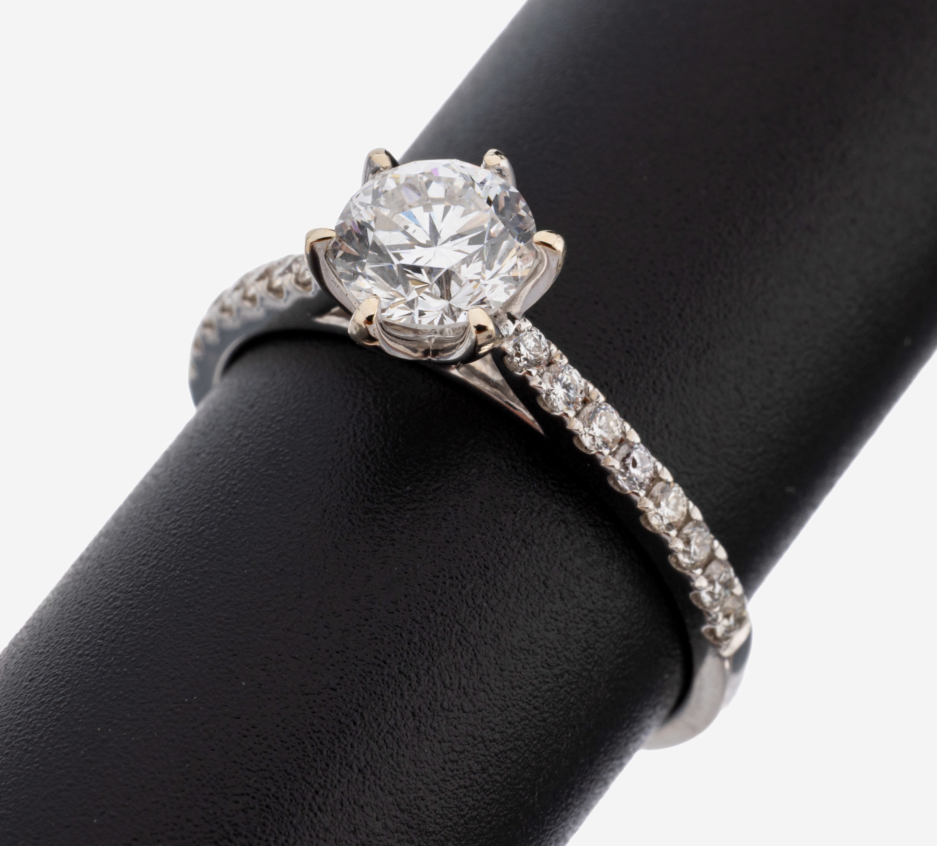 Image 27142100 - 18 kt Gold Brillant-Ring, WG 750/000, mittig Brillant ca. 1.0 ct hochfeines ...