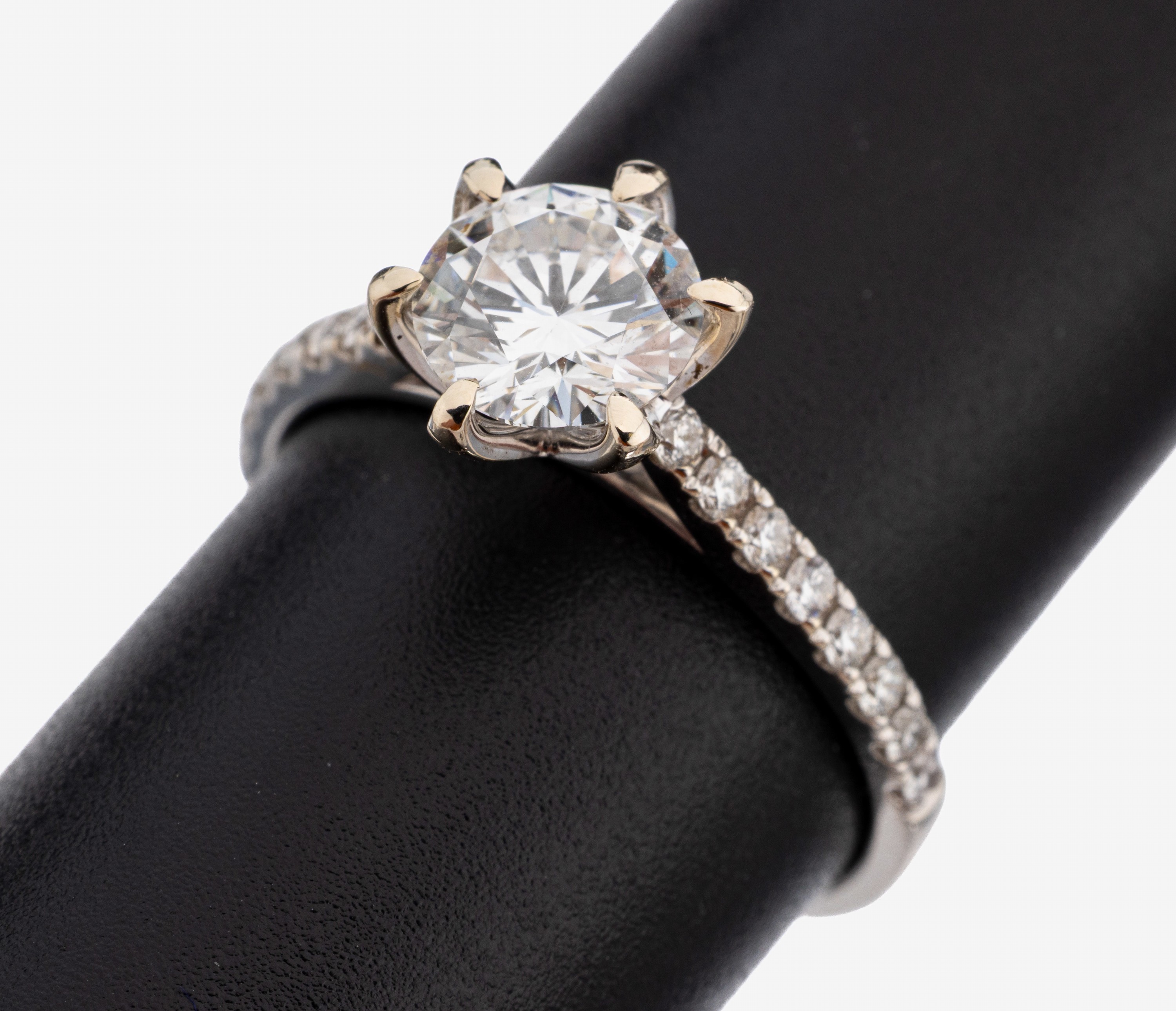 Image 27142136 - 18 kt Gold Brillant-Ring, WG 750/000, mittig Brillant ca. 1.27 ct feines ...