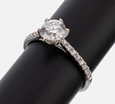Image 18 kt Gold Brillant-Ring, WG 750/000, mittig Brillant ca. 1.0 ct hochfeines ...